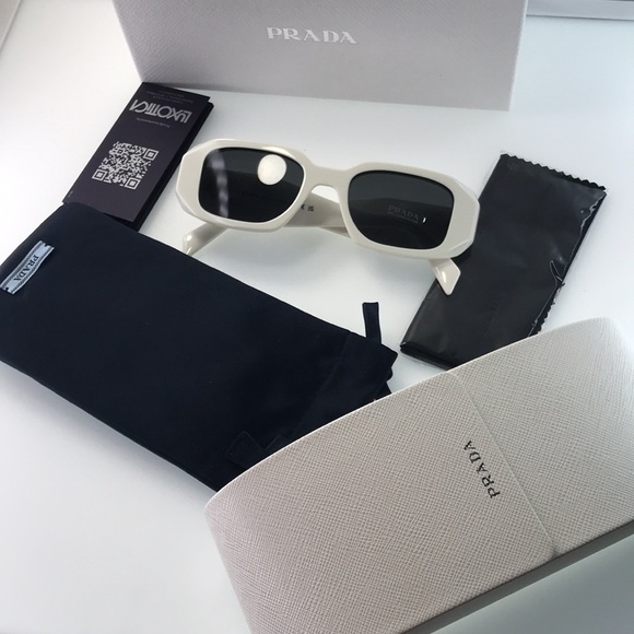 Authentic- 💯- New  - Prada Runway sunglasses SPR 17W Prada - Picture 15 of 16